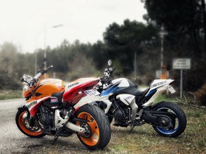 安卓汽车 摩托 黄色 白色 动感手机壁纸