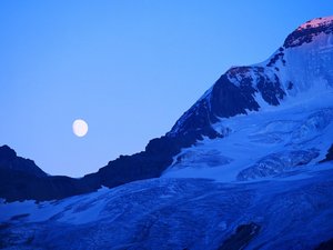 安卓夜晚 湖面 高空 风景 风光 美景 旅游 自然 寂静 蓝色手机壁纸