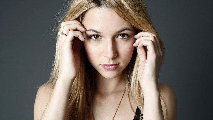 歌手 Alona Tal