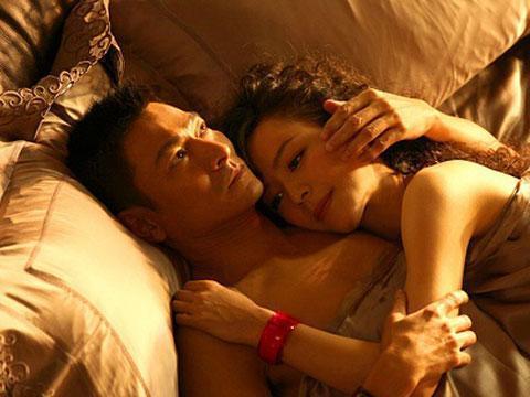 >湿身女郎的浴缸诱惑